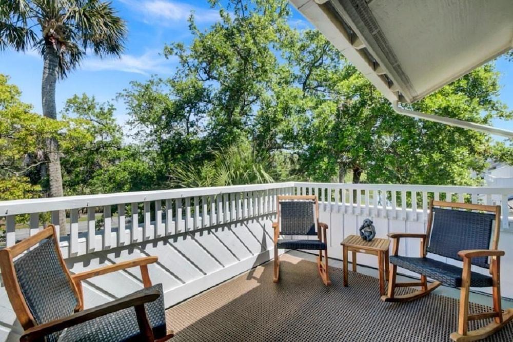 راكيت كلوب 37 باي وايلد ديونز، إن ريزورت كور المنطقة المحيطة بالمنشأة