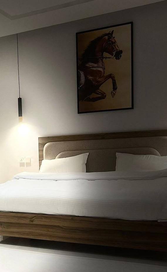 Elegant Apartment with Self Check-in | 5769 Bedroom