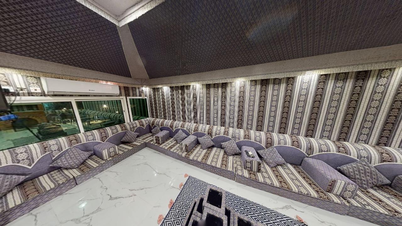 شاليه بتصميم فاخر وملعب كرة قدم |657 مجلس داخلي