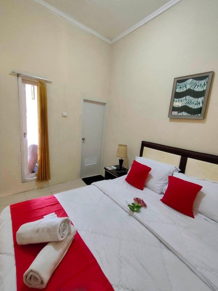 Bakom Inn Syariah - Central Double Room Featured Image