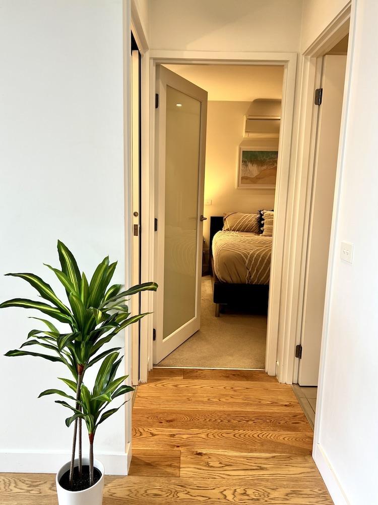 Readyset Apartment on Emerald Room