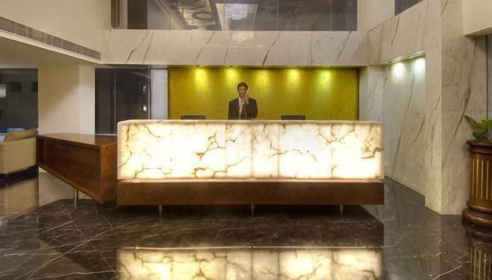 مونارك لوكسور منطقة الاستقبال