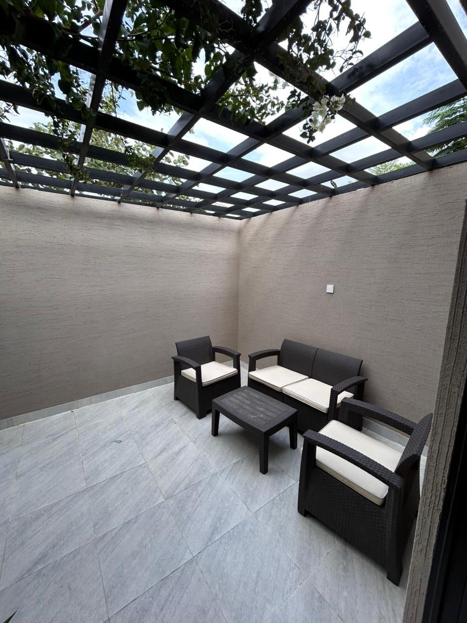 Amazing Room with Comfortable and Simple Furniture | 3954