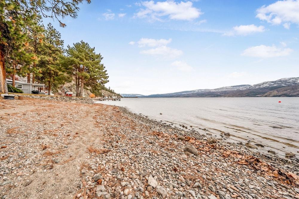 Shoreline Escape. Suite on the Lake Beach