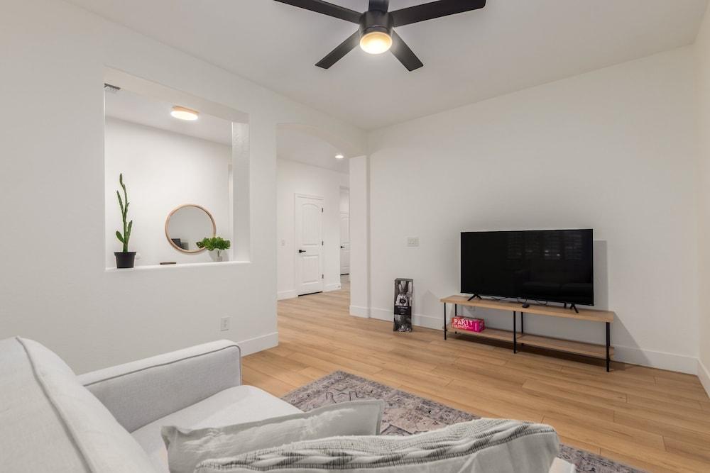 Luxurious 5 Bed 3 Bath with Resort Style Backyard, Heated Pool and Spa! by RedAwning