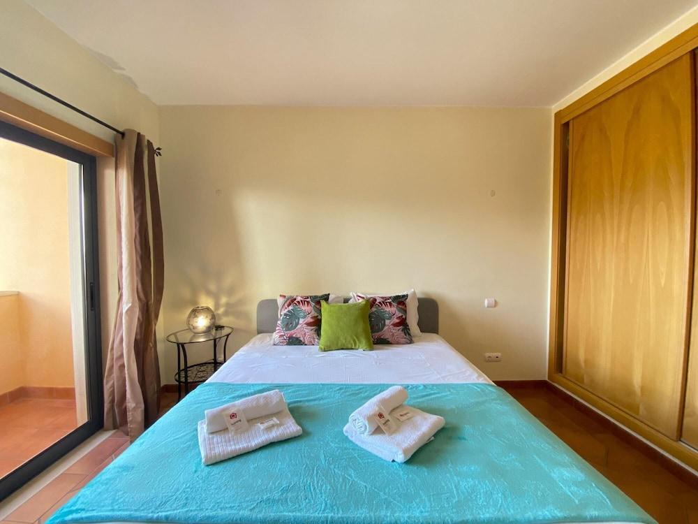 Albufeira Sunny Style With Pool by Homing Room