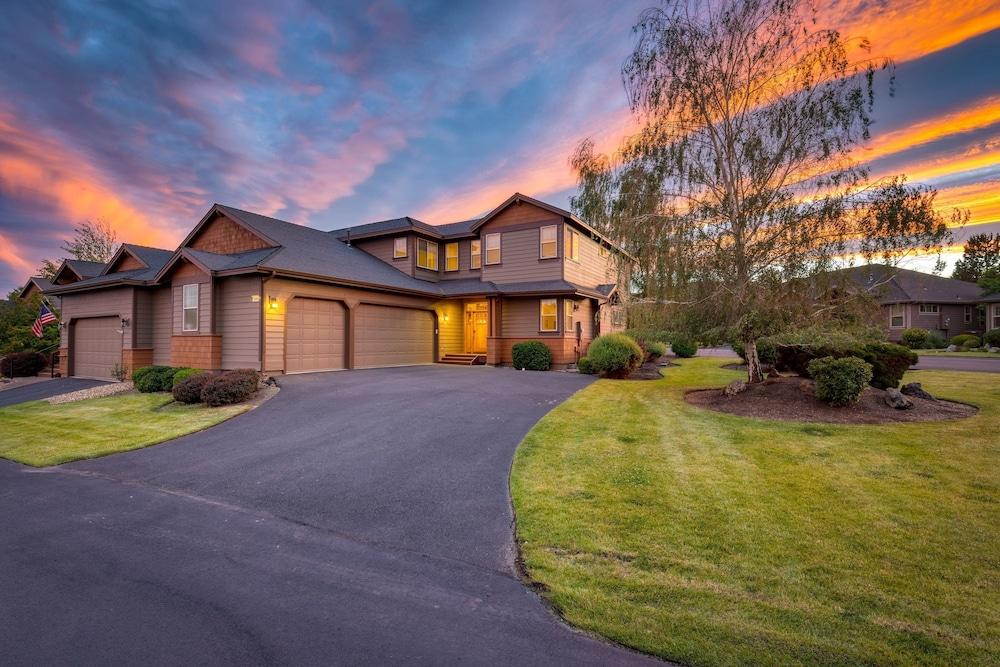 Forest Ridge Loop by Avantstay Hot Tub Private Community Amenities