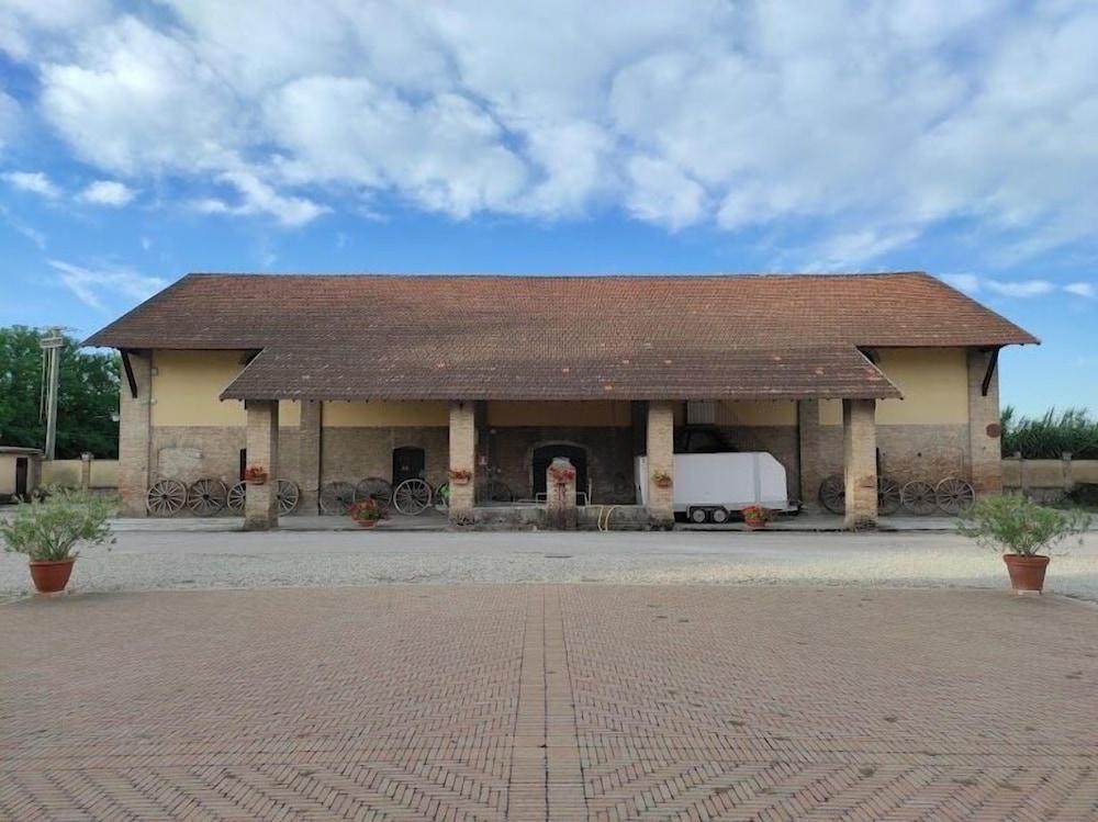 أجريتوريسمو لي كورتي ديلا جوالدانا المنطقة الخارجية