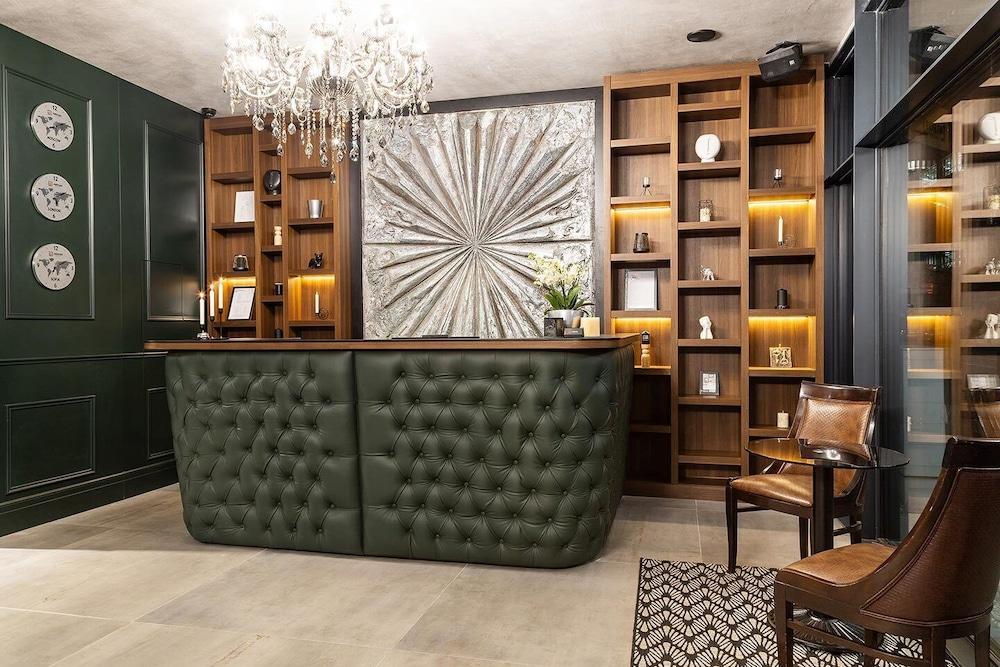 أبرازو سوفيا هول لب بإإ تيش جي منطقة الاستقبال