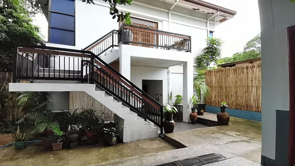 كورون تاون ترافيلرز إن