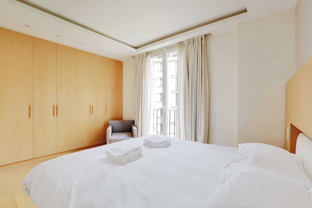 شارمينج ايبيت ويذ إي يو-73و بد دي 62 بي - تور إيفيل غرفة