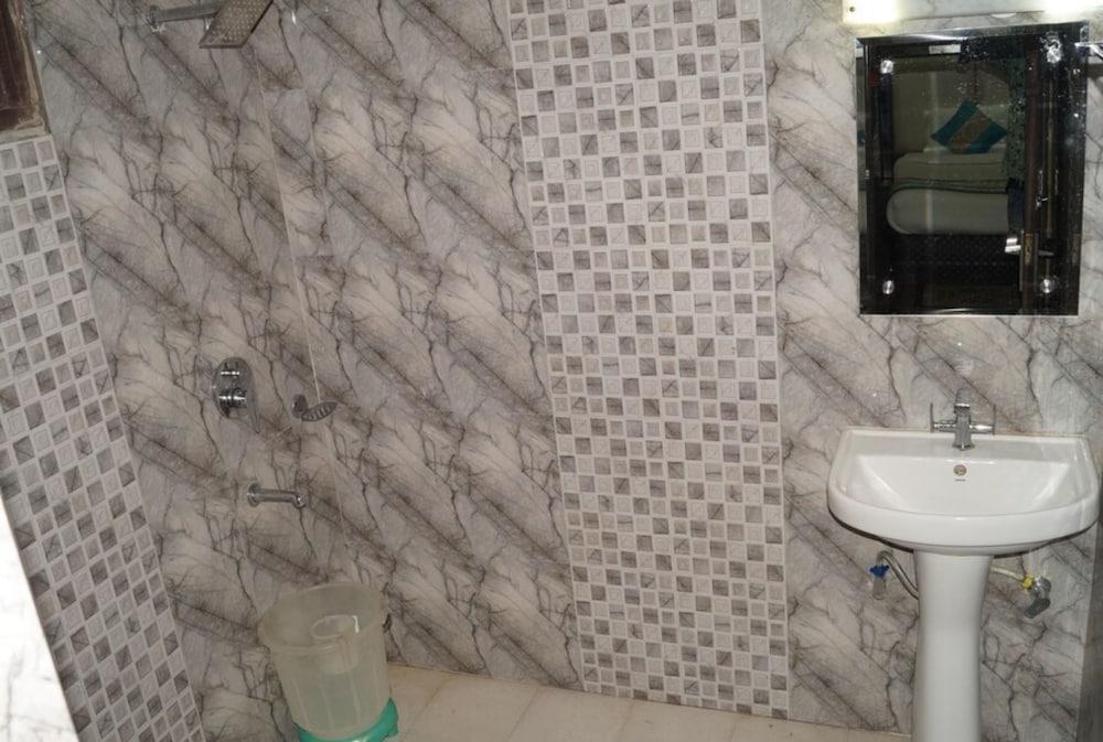 Goroomgo Revoli Amritsar Bathroom