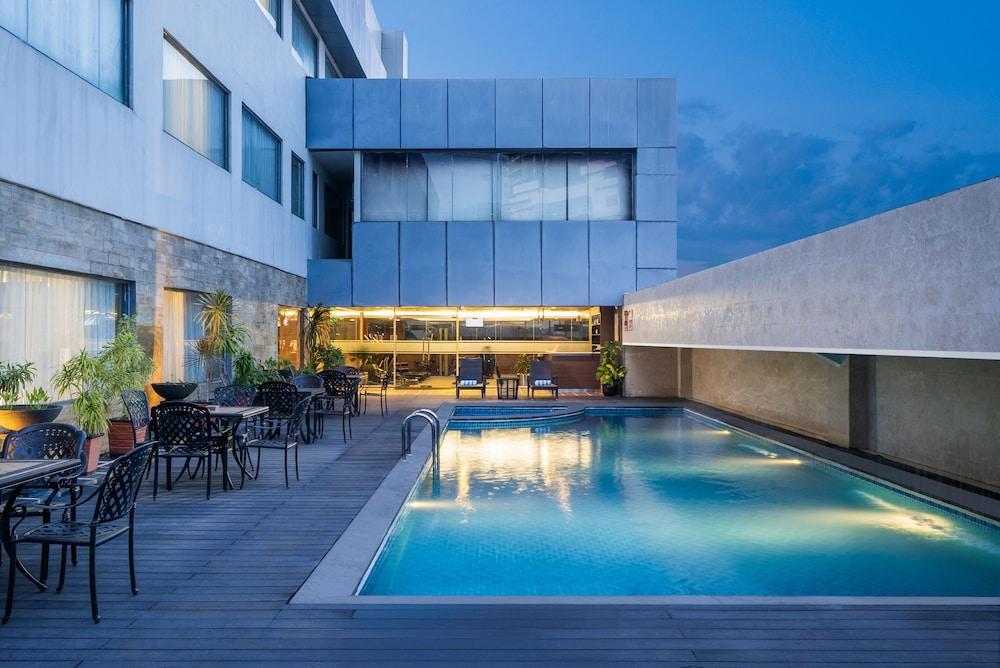 سويس- بيل هوتل هاربور باي حمام سباحة مكشوف