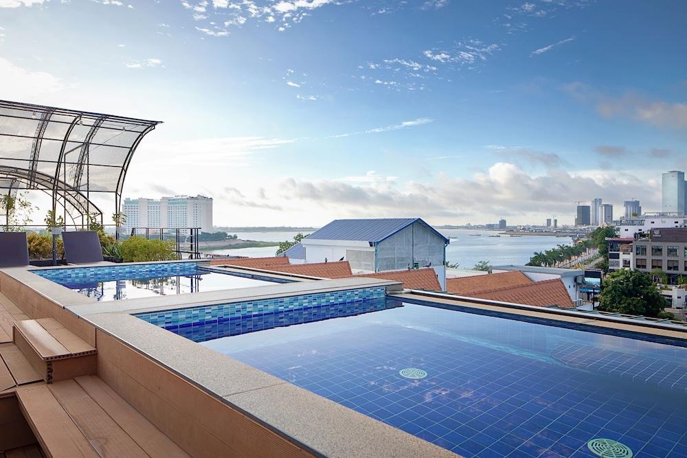 أوهانا فنوم بنه بالاس هوتل حمام سباحة مكشوف