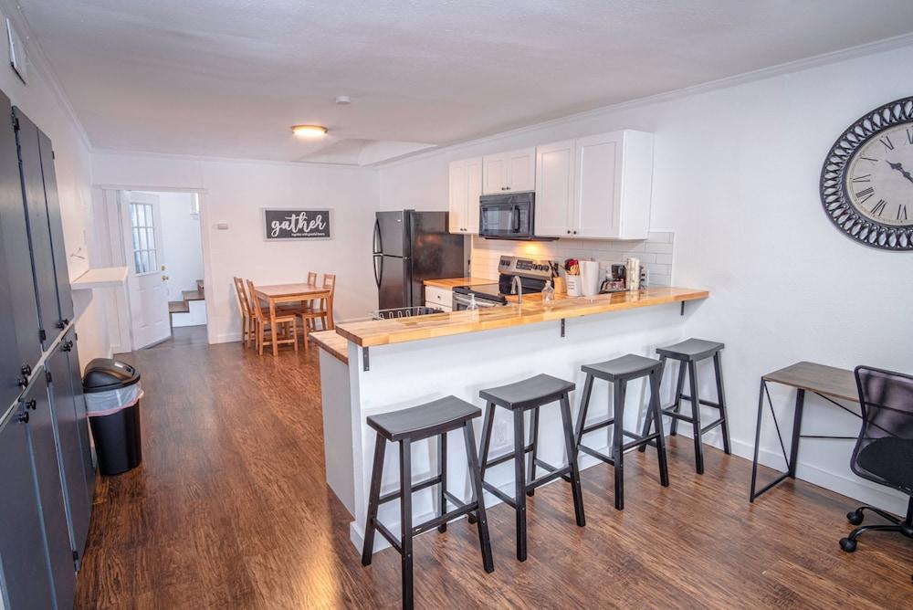 استمتع بعطلة هادئة في شقة مكونة من 3 غرف نوم/حمامين بالقرب من وسط المدينة الصورة الأساسية