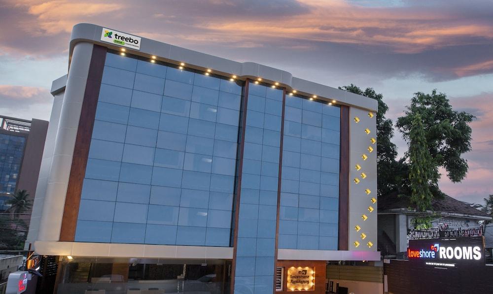 تريبو لاف شور ريزيدنسي، نير ليك شور هوسبيتال المنطقة الخارجية