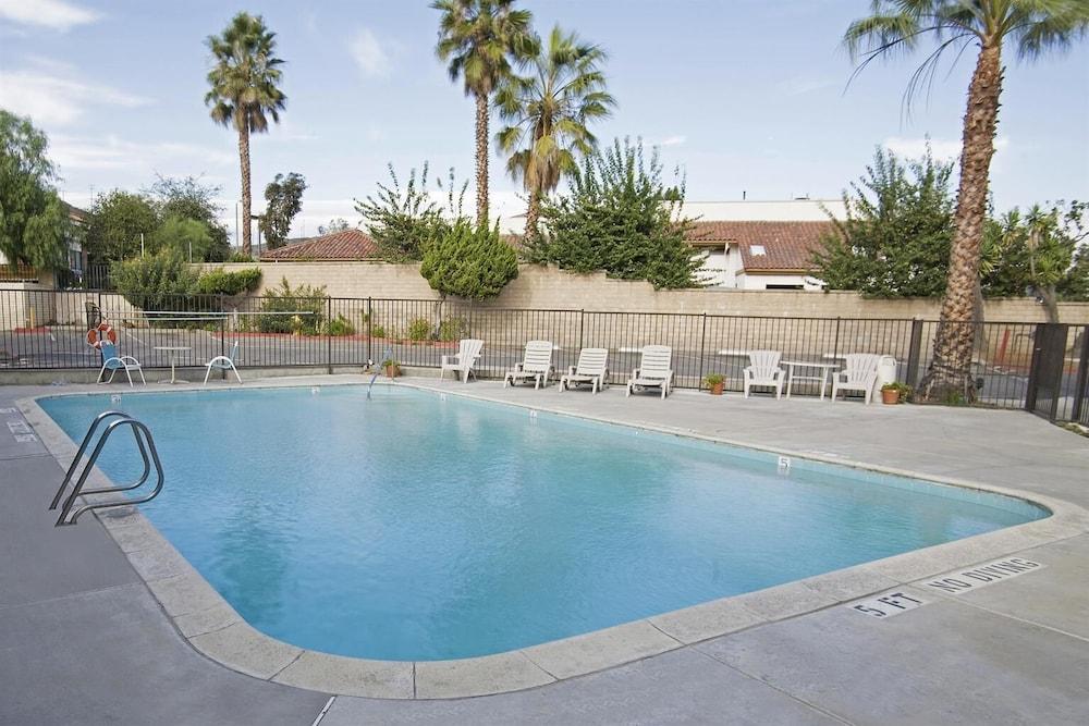 أميريكاز بست فاليو إن ثاوزاند أوكس حمام سباحة مكشوف