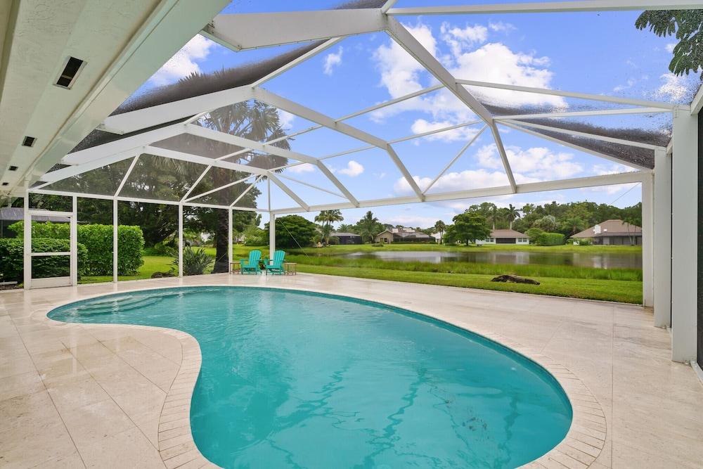 روفيجو فاكيشن رينتال  سبيشوس ريتريت ويذ بانوراميك ليك فيوز إن كينجز ليك. 4 بد رم 2و باث روم هوم وذ برايفت بول، جست 3.4 مايلز فروم ذا فيبرانت فيفث أفينيو ساوث آند نابلز أتراكشنز زحليقة مائية