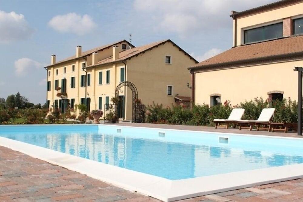 أجريتوريزمو ميليفيوري كورتي ديلي روزي حمام سباحة مكشوف