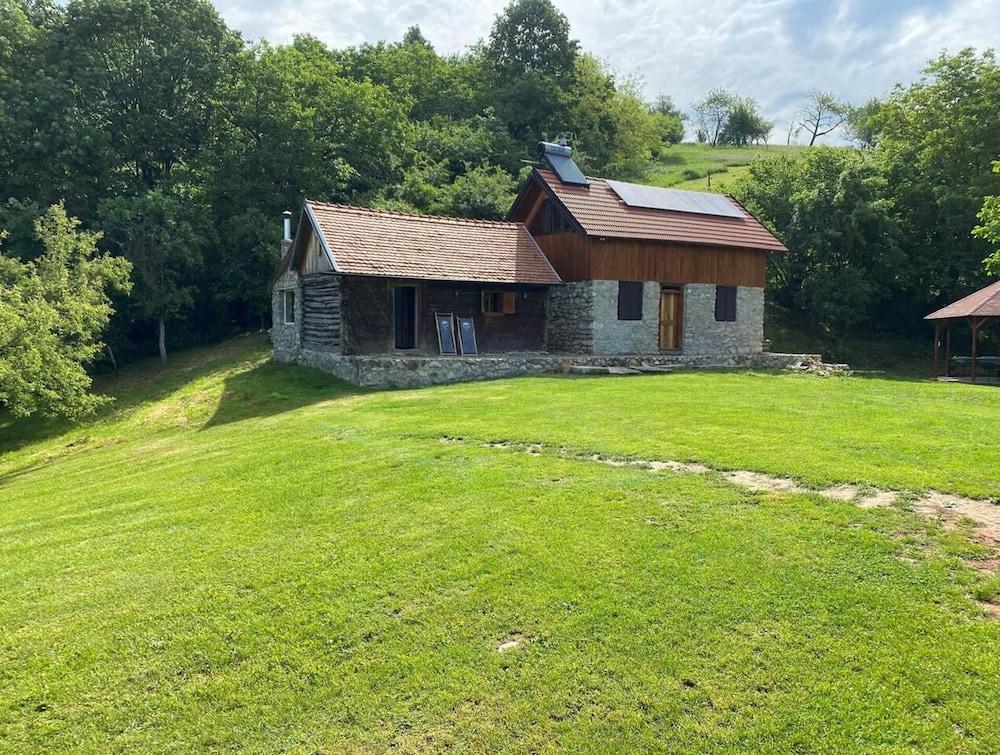 Charming 2bed Cottage in Carasova, Banat Mountains