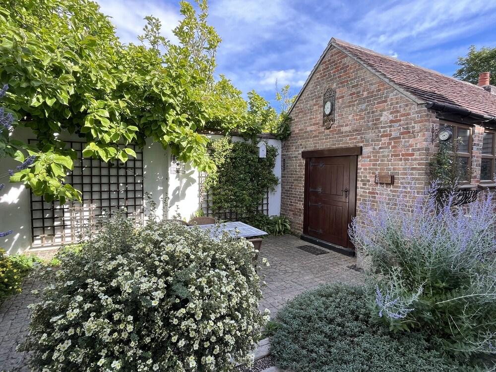 ستنينج آند لاكوريوس مانور هاوس هوليداي هوم المنطقة الخارجية