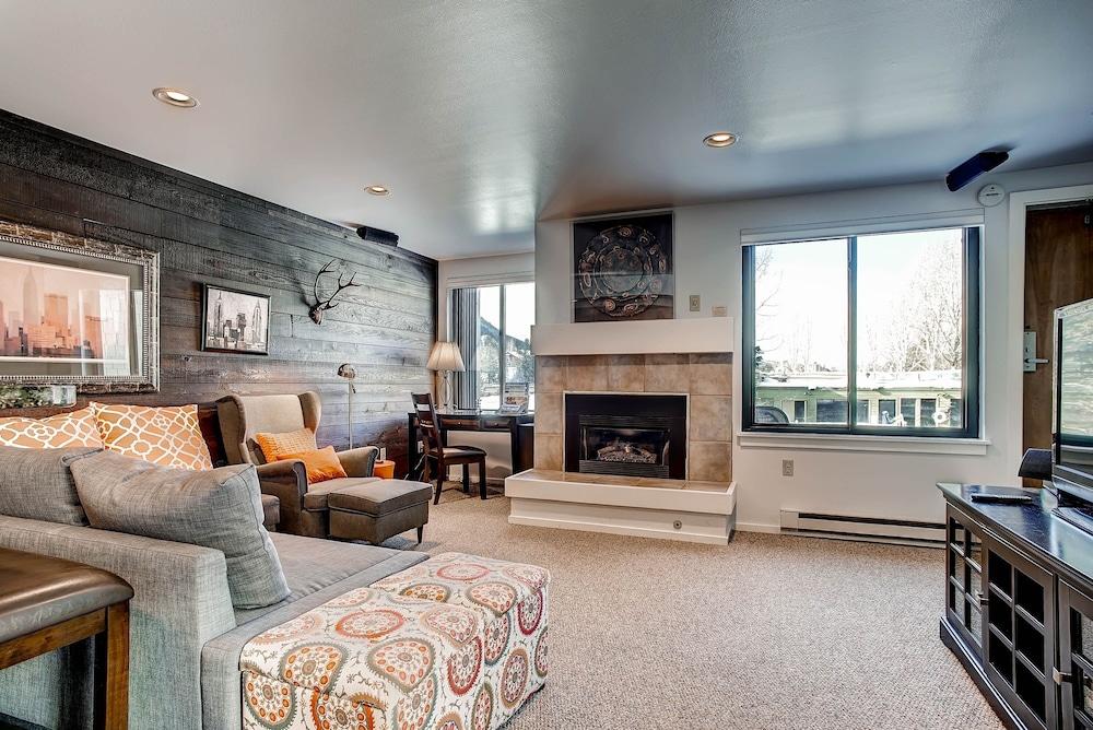 شقة تم تحديثها لإضفاء لمسات جمالية وتتضمن مناظر شاسعة تطل على البحيرات، يوحد بها مكان لتزلج الأطفال ومكونة من غرفتي نوم من ريد أونينج الصورة الأساسية