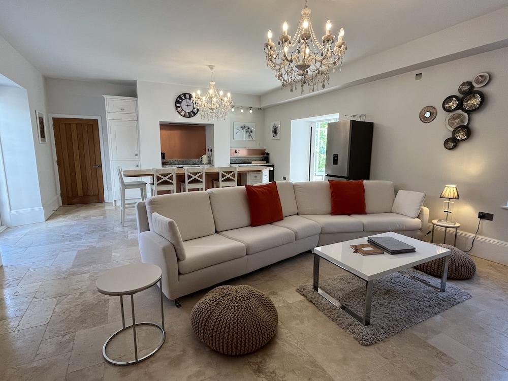 ستنينج آند لاكوريوس مانور هاوس هوليداي هوم