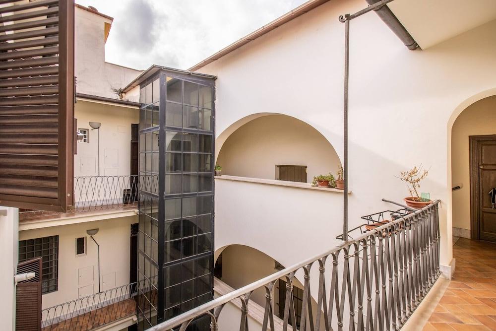 وارم أ امت إن إنسنت بيلدينج إن فاتيكان بإس بيترو المنطقة الخارجية