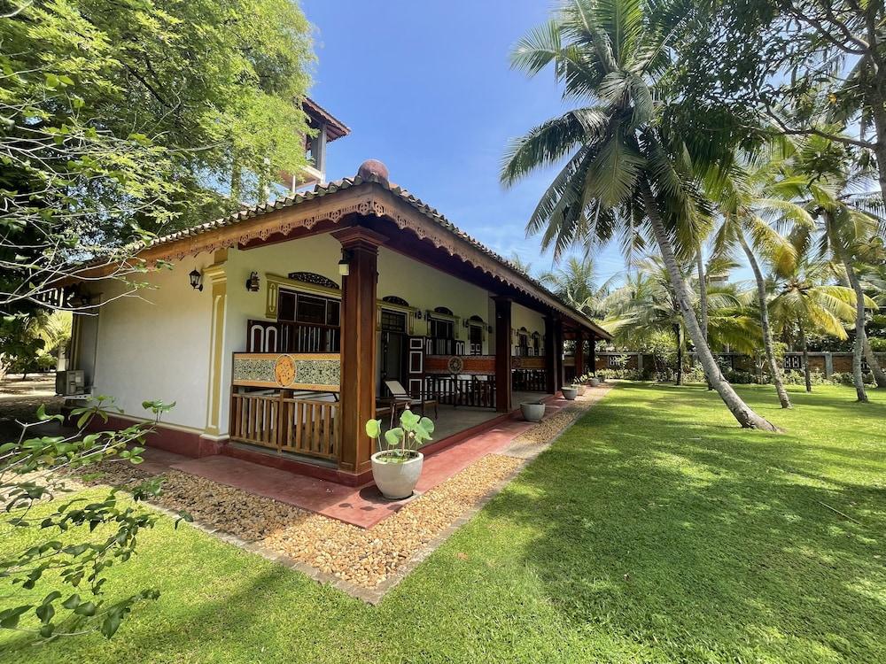 Sandali  Walauwa Exterior