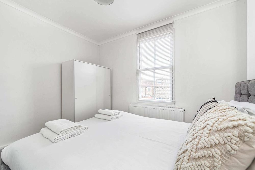 Bright West Ealing Abode Room