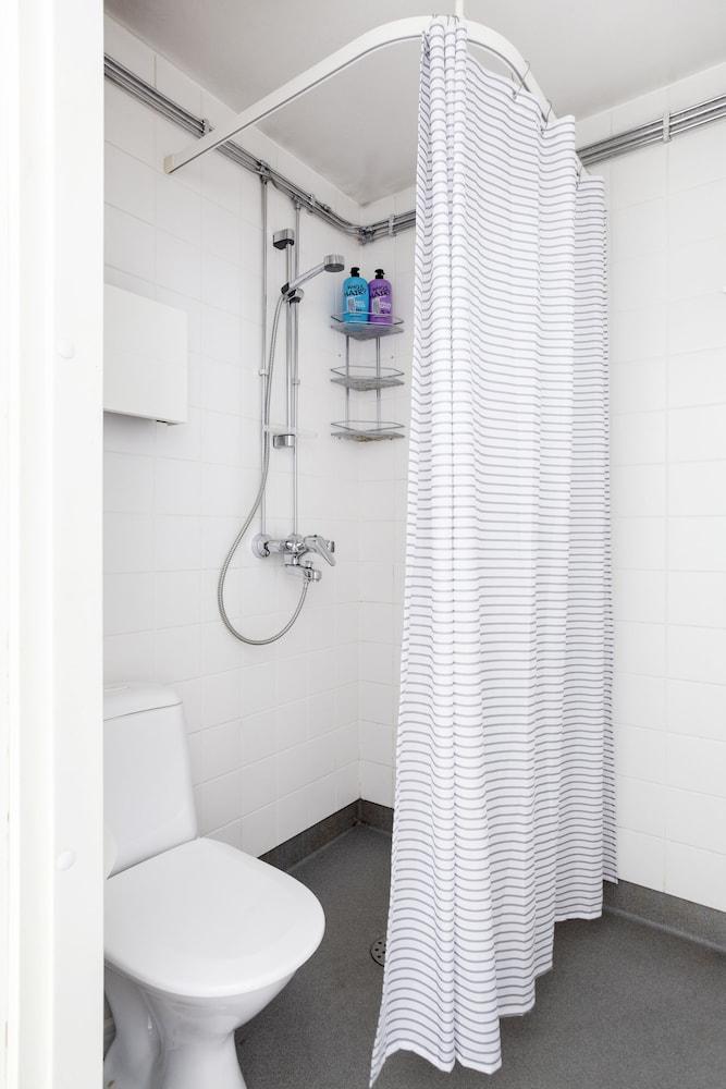 2 ندهومز كلوفي ستوديوز حمام