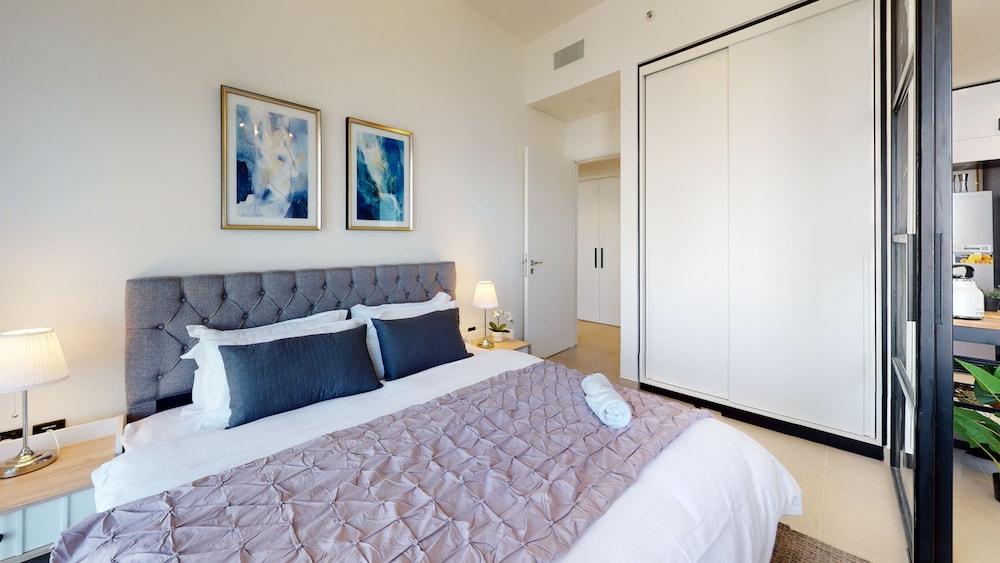 سوبر هوست - شقة راقية بإطلالة على برج خليفة غرفة