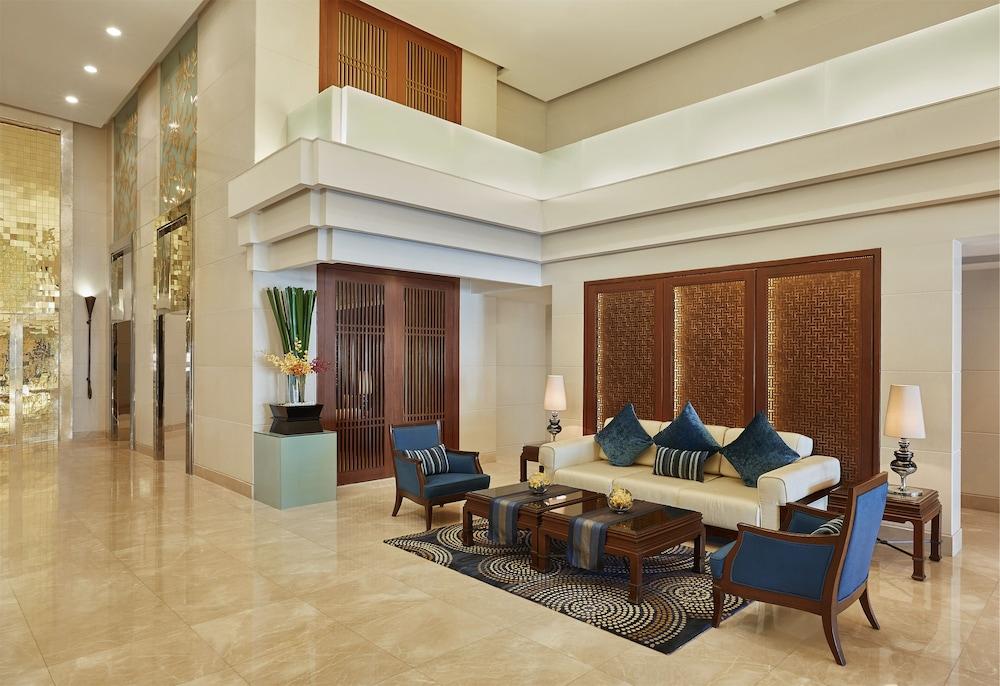 Centre Point Plus Hotel Silom Lobby Sitting Area
