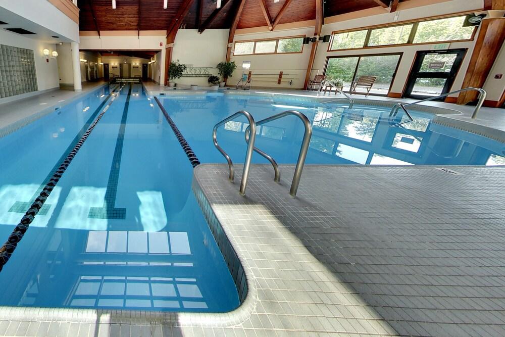 ذا وودز ريزورت آند سبا - جيت أواي حمام سباحة مغطى