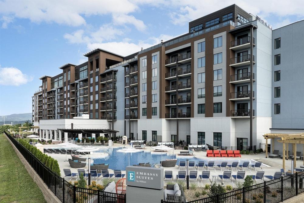 إمباسي سويتس باي هيلتون بيجون فورج ريزورت الصورة الأساسية