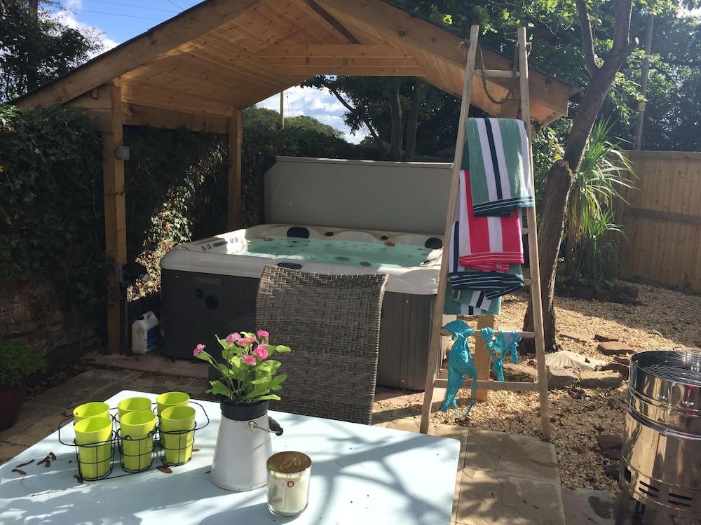 ستنينج 1 بد كوتيدج ويذ هوت توب إن روس أون واي