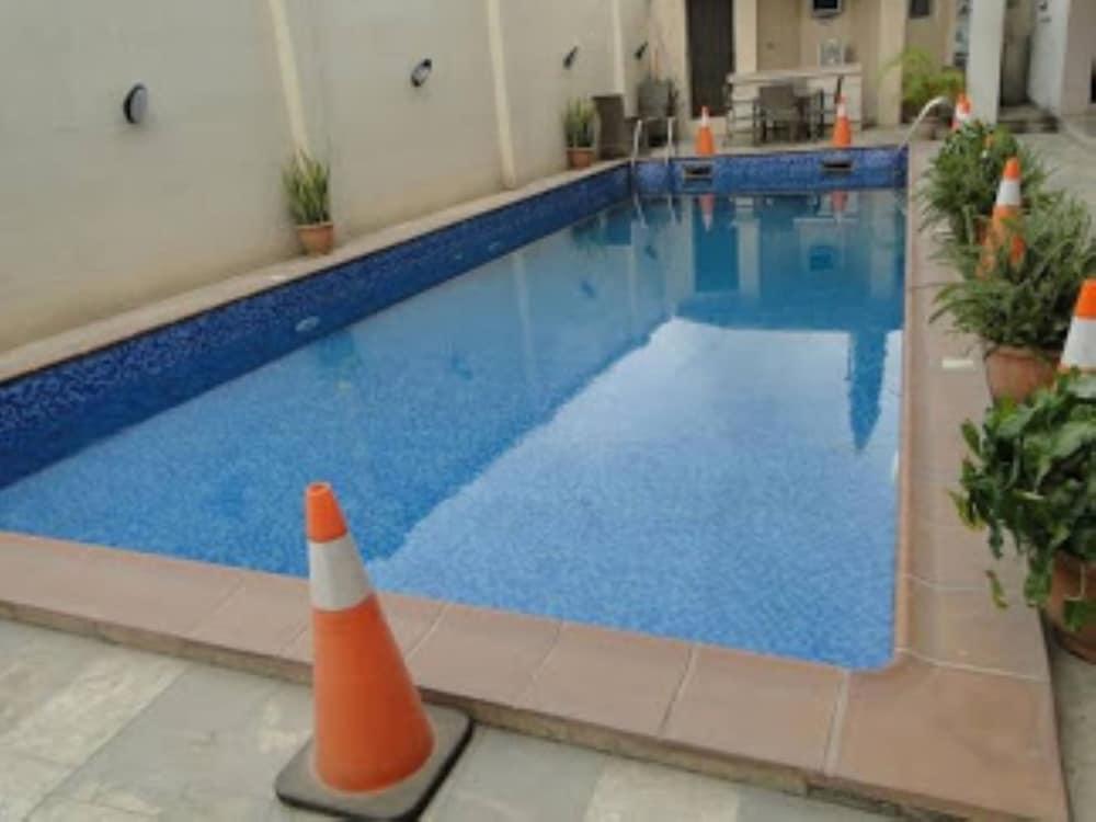 كابيتال سيتيلودج حمام سباحة مكشوف