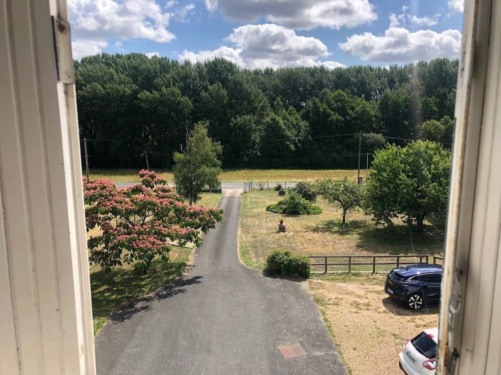 ميزون إيه تابل دوت أو نوم ديه دام المنطقة الخارجية