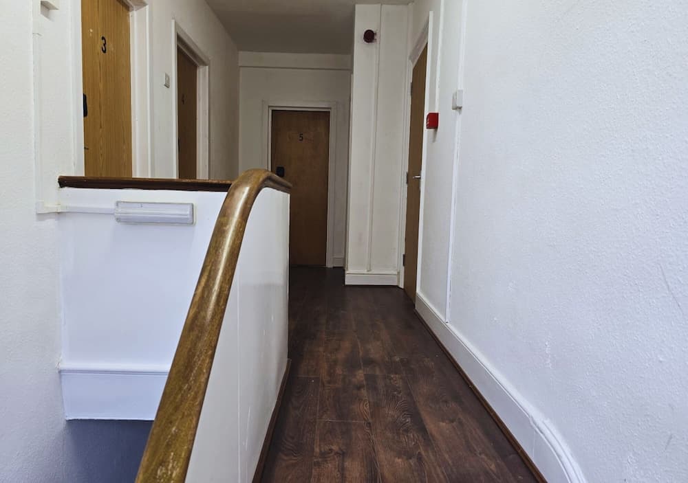 PRIVATE ROOMs In TOWN CENTRE FREE PARKING WIFI AND PATIO WITH AA STAY LTD Interior