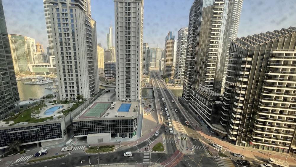 بيزنيس باكباكرز، مساكن شاطئ جميرا المنطقة الخارجية