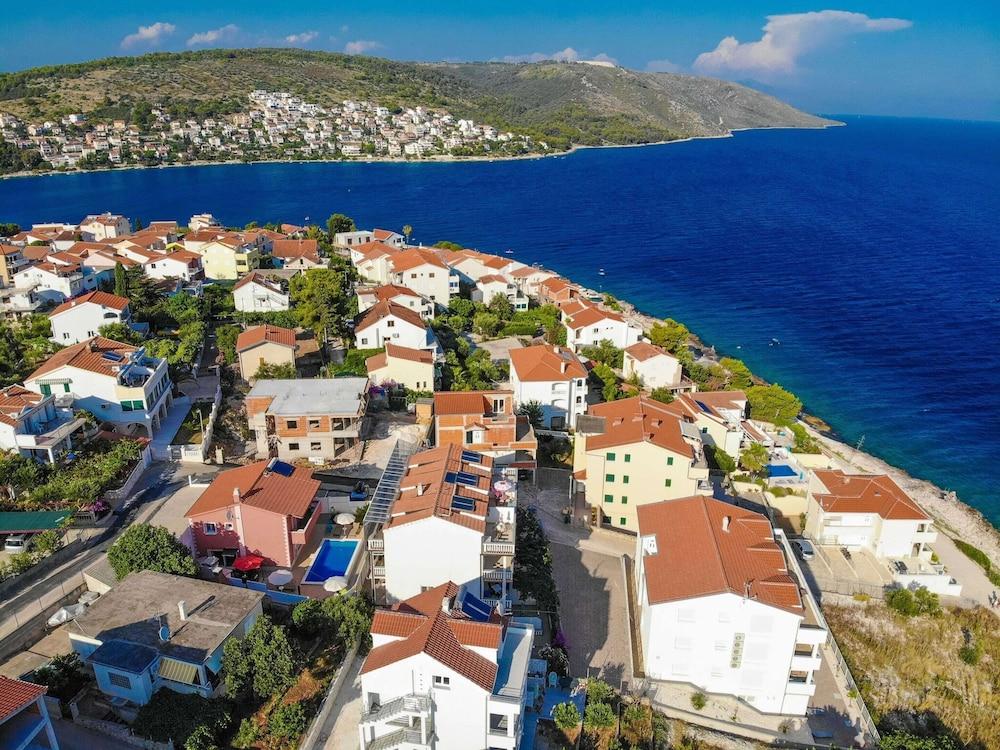 كومفرتينج هوليداي هوم إن أوكروج جورنجي نير سي بيتش زحليقة مائية