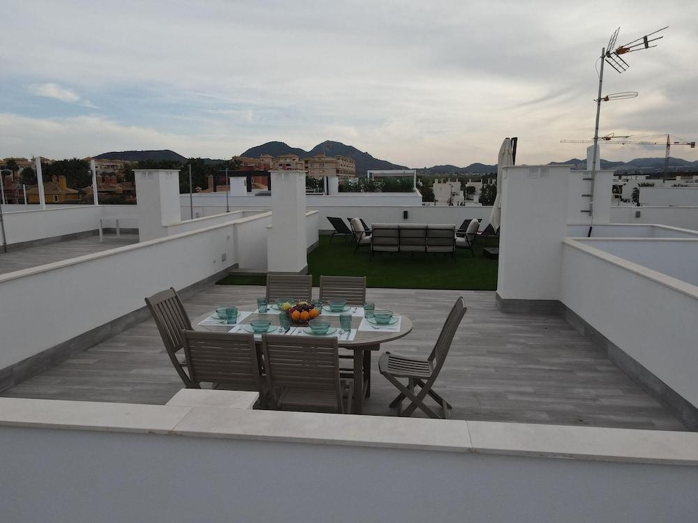 أوتشتاندينج 2 بد أبارتمنت ويذ روف توب سي فيوز المنطقة المحيطة بالمنشأة