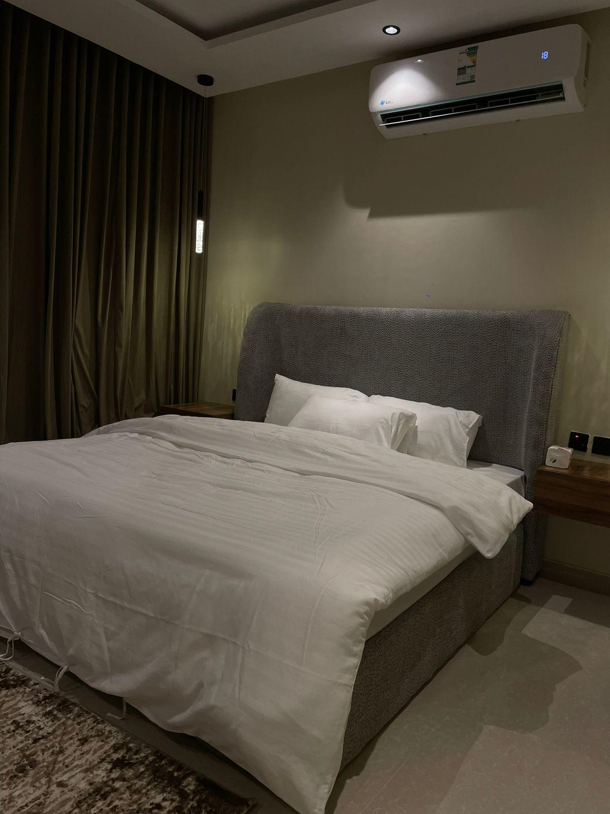 Modern Apartment with Self Check-in | 5682 Bedroom