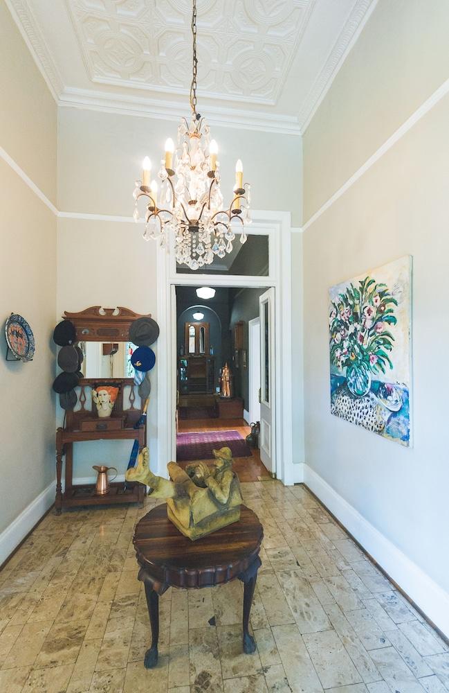 لافيلي سبيشوس روم ويذ بريكفاست أون وان أوف أور توب بيكس إن بريتوريا داخلي