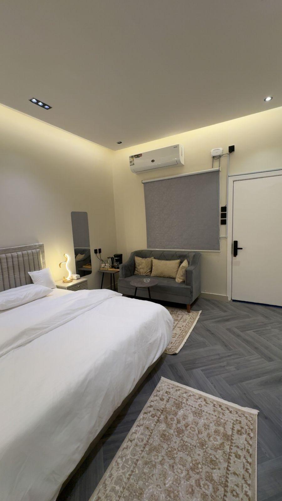 Elegant Studio with Comfortable and Simple Furniture | 5633 Bedroom