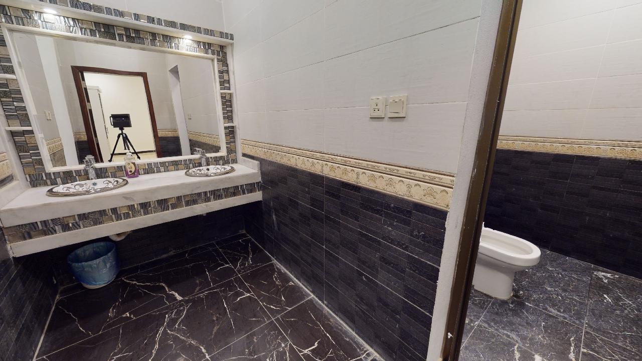 Comfy Chalet with Comfortable and Simple Furniture | 1561 Bathroom