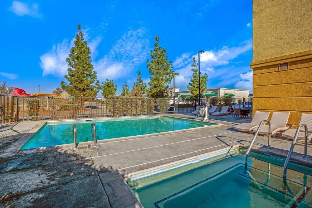 لا كينتا إن آند سويتس باي ويندام مانتيكا - ريبون مغطس سبا مكشوف