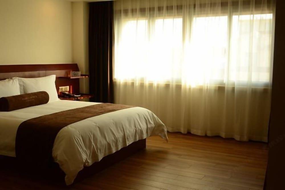 S One Hotel