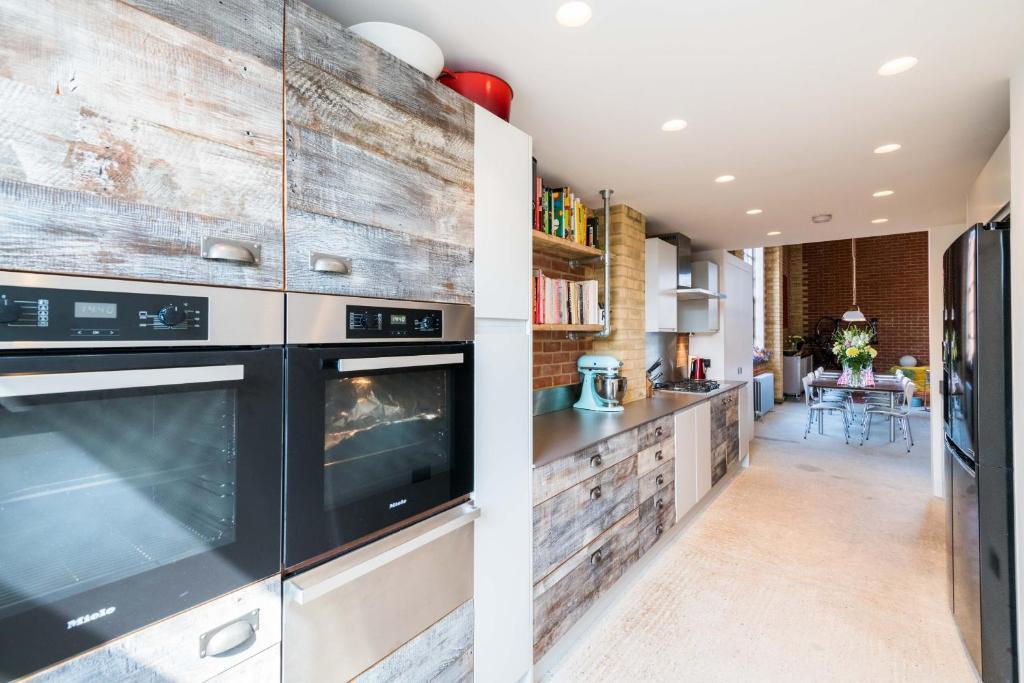 سنسيشنال شورديتش لوفت كلوز تو باربيكان باي اندر ذا دورمات أخرى