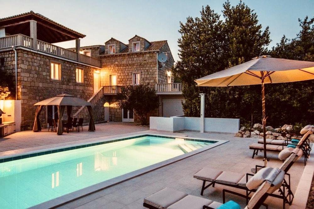 Beautiful 4-bed Villa for up to 10 Guests